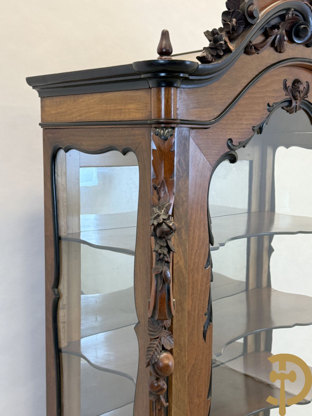 Franse notelaren vitrine met Louis XV motieven en fruitranken, bovenaan bezet met amfoor, 19e