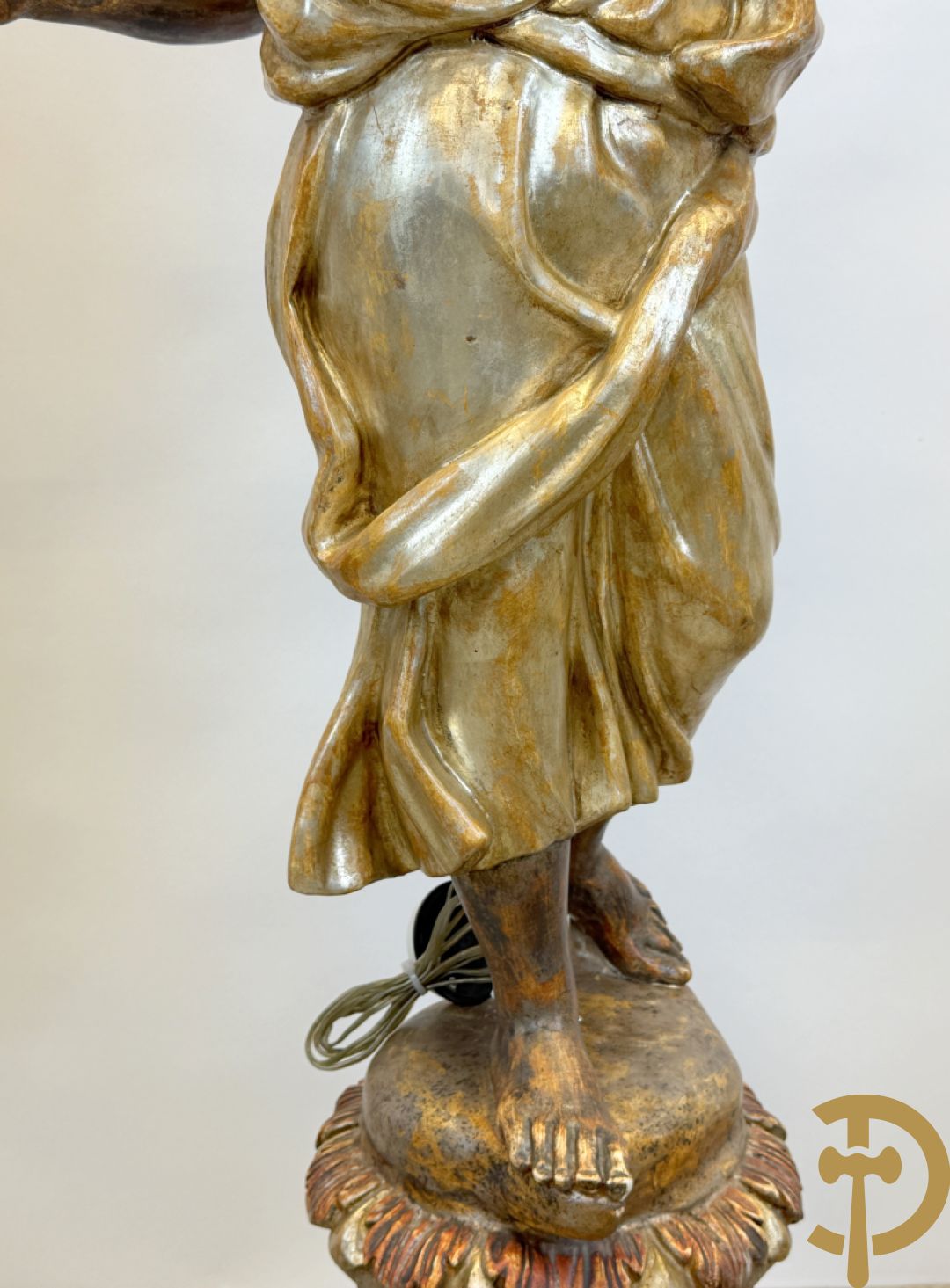 Paar gepolychromeerde dames op sokkel, bekroond met achtarmige kandelaar met lichtpunten en bellen, Italiaans, jaren 