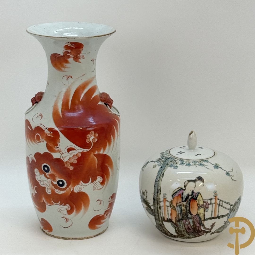 Chinese porseleinen vaas met decor van fo honden + Dekselpotiche in Chinees porselein met geanimeerd decor van dames in landschap