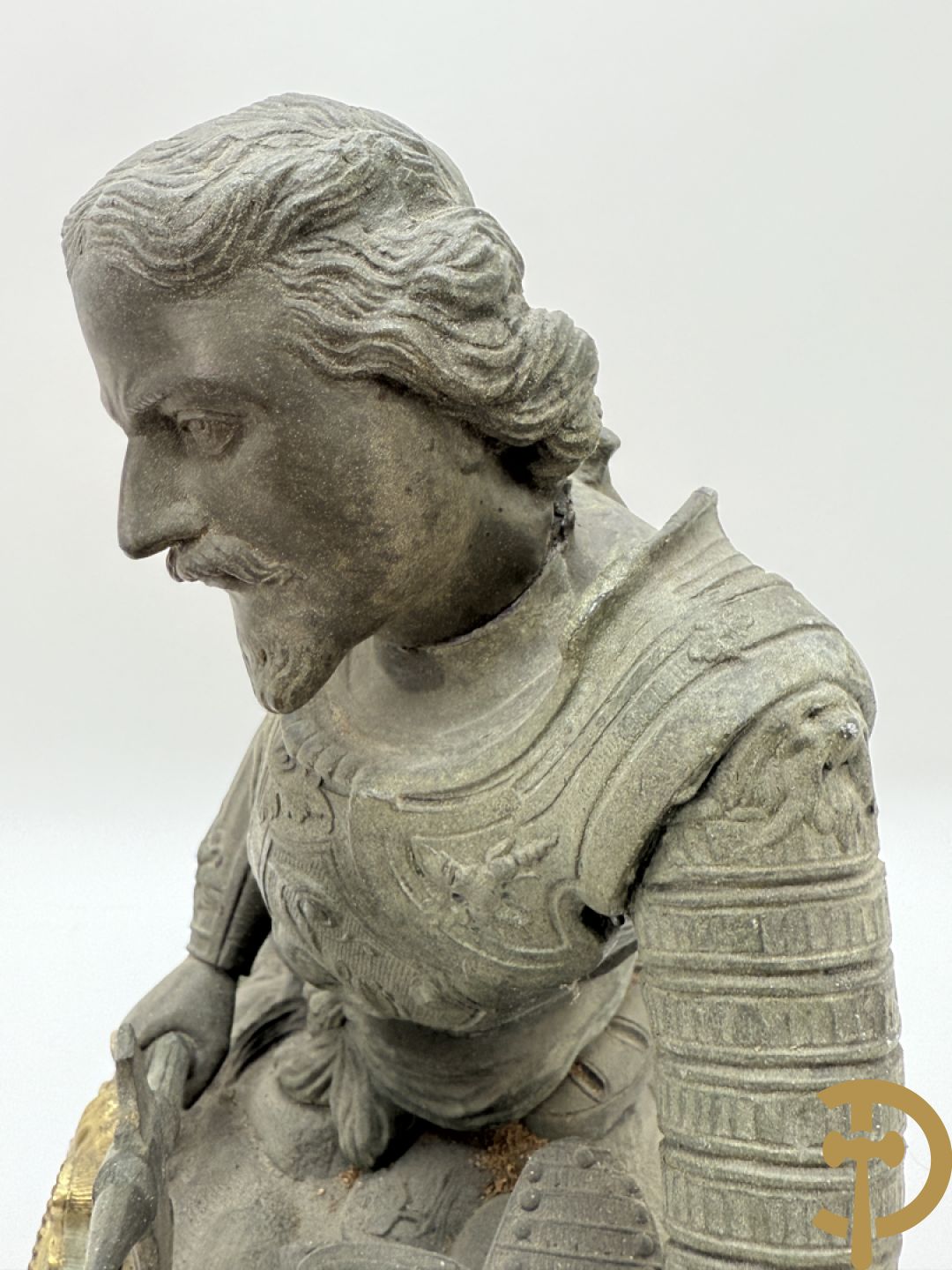 Zamak schouwstuk klok met ridder en Louis XVI motieven bezet