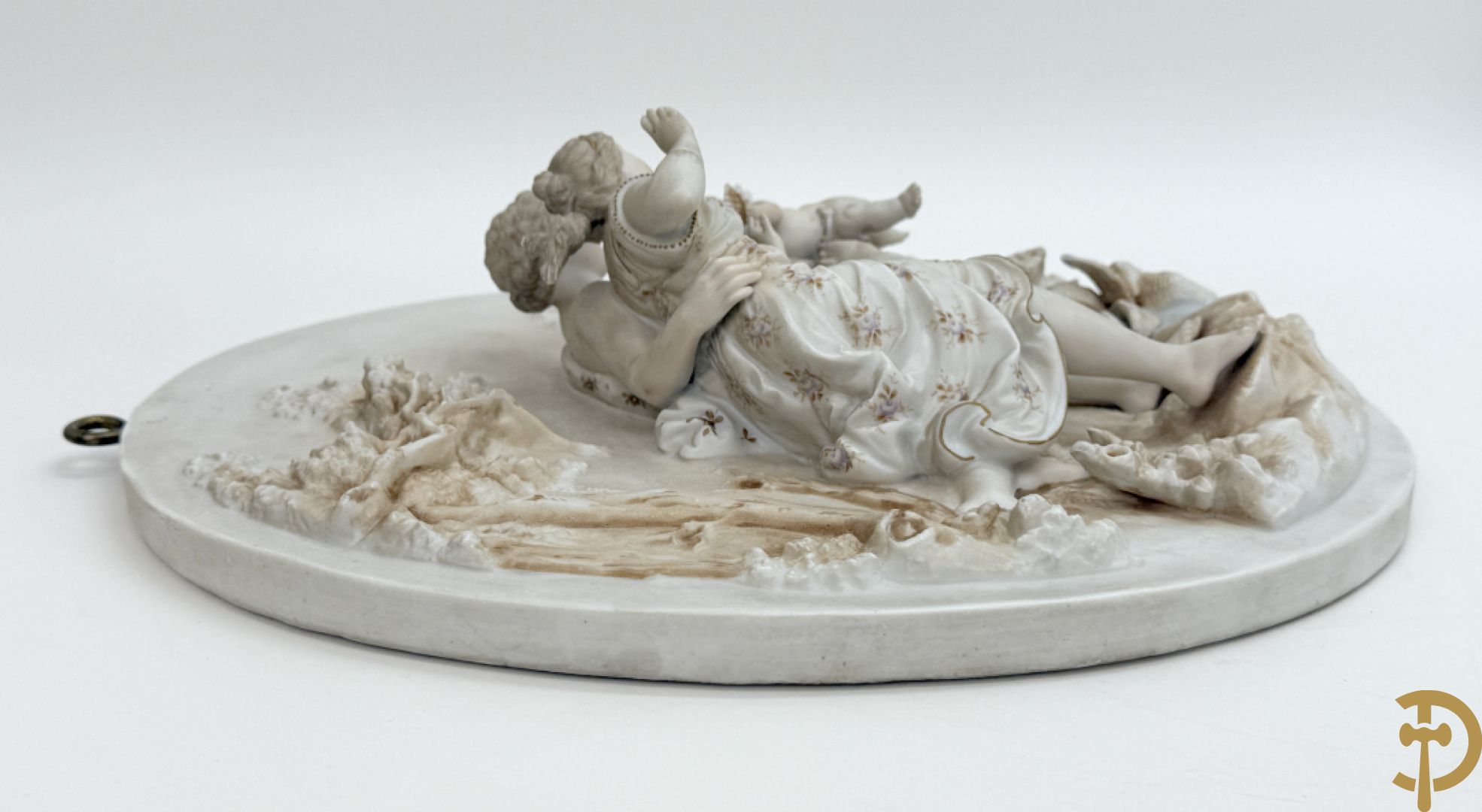 Paar ovale basreliefs met romantisch koppel en cupido in biscuit, achteraan onleesbaar gestempeld