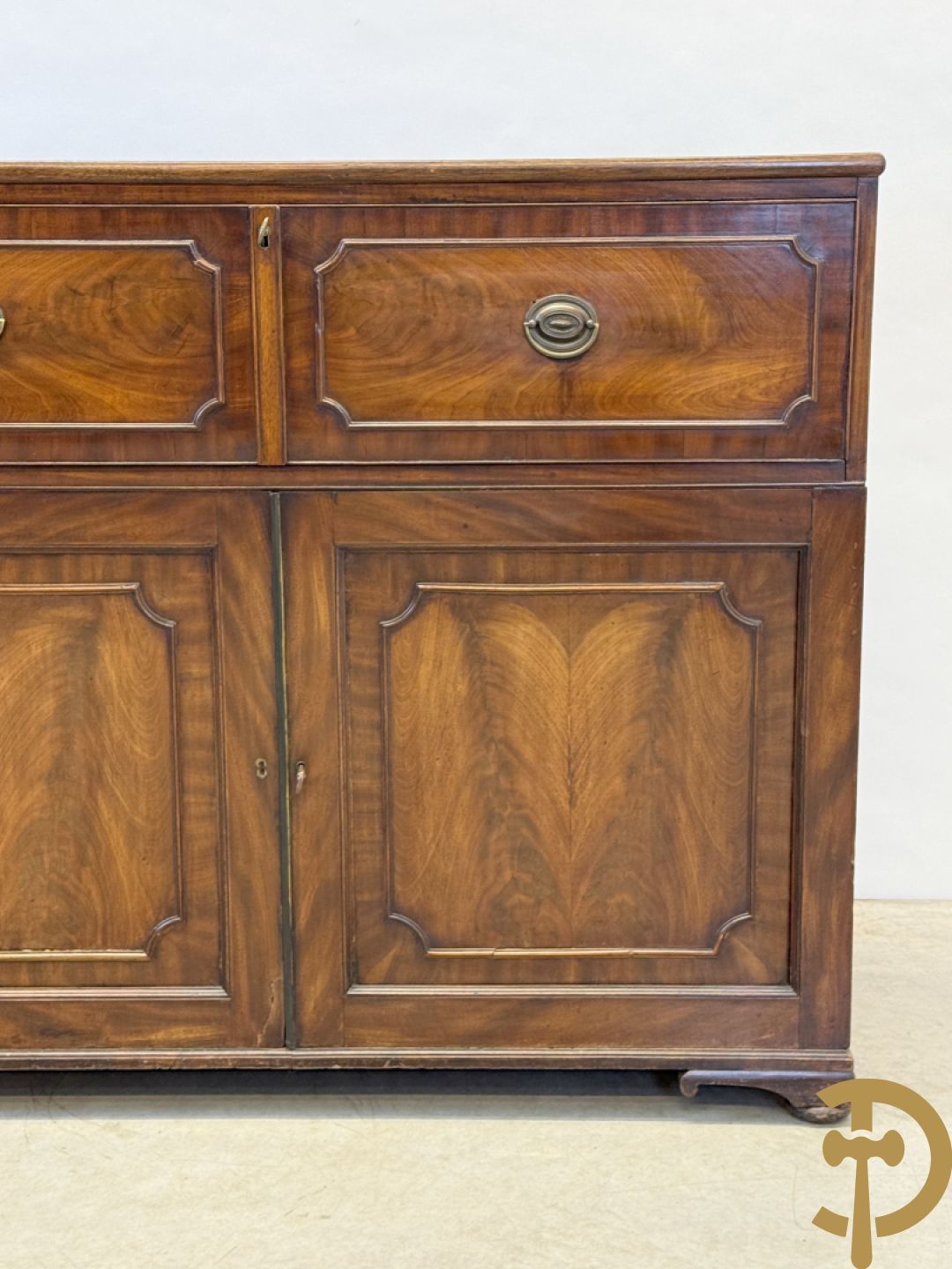 Engelse mahoniehouten tweedeursdresse met ingebouwde secretaire bovenaan