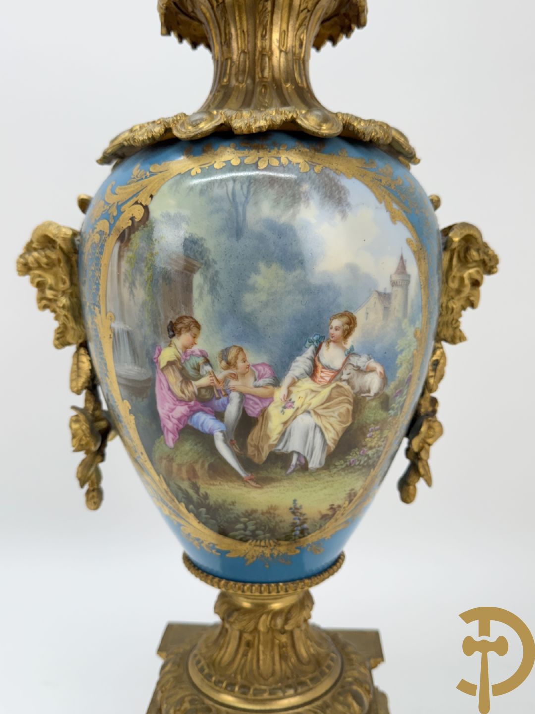 Driedelige bronzen Franse garnituur bezet met cupido