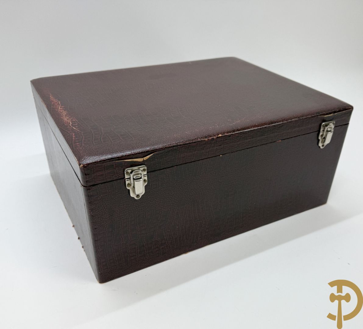 Massief zilveren bestek in koffer, gemerkt AWS 800, bestaande uit 12 vorken, 12 lepels, 12 messen, 12 dessertvorken, 12 dessertlepels, 12 dessertmessen, 12 koffielepels en 12 taartvorkjes + 12 verzilverde  visvorken en vismessen gemerkt Wello + verzilverde soepscheplepel gemerkt Wellner 90