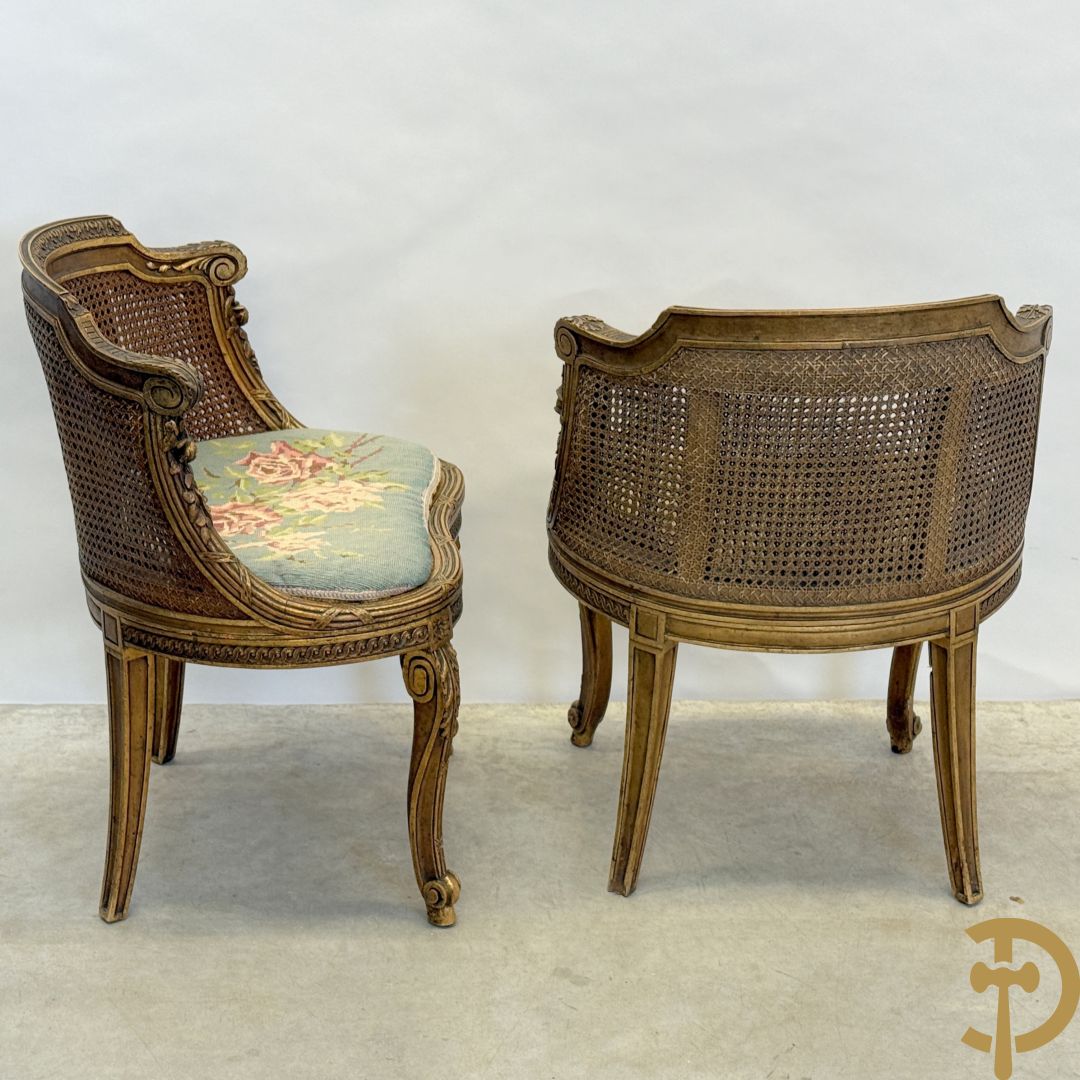 Paar bijzetzetels Louis XVI stijl met bloemenmotieven op voluutvormige poten, dubbel gecanneerd