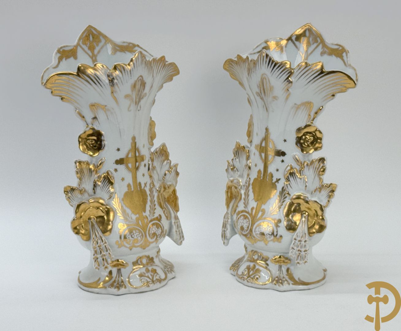 Paar Vieux Bruxelles cornetvazen met religieuse symboliek + grote tas op onderschaal + amfoorvaas