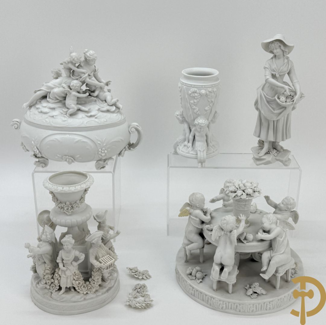 Vijf witte biscuits met cupido