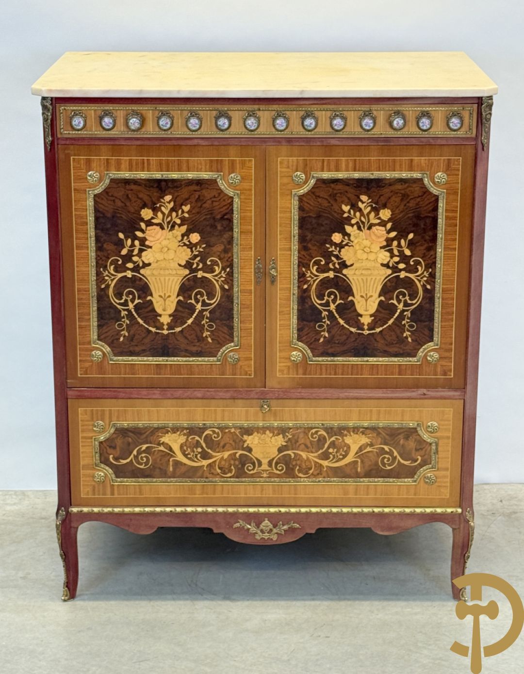 Notelaren TV/barmeubel bezet met bloemenmarquetterie en bronzen ornamenten met porseleinen plakkettes