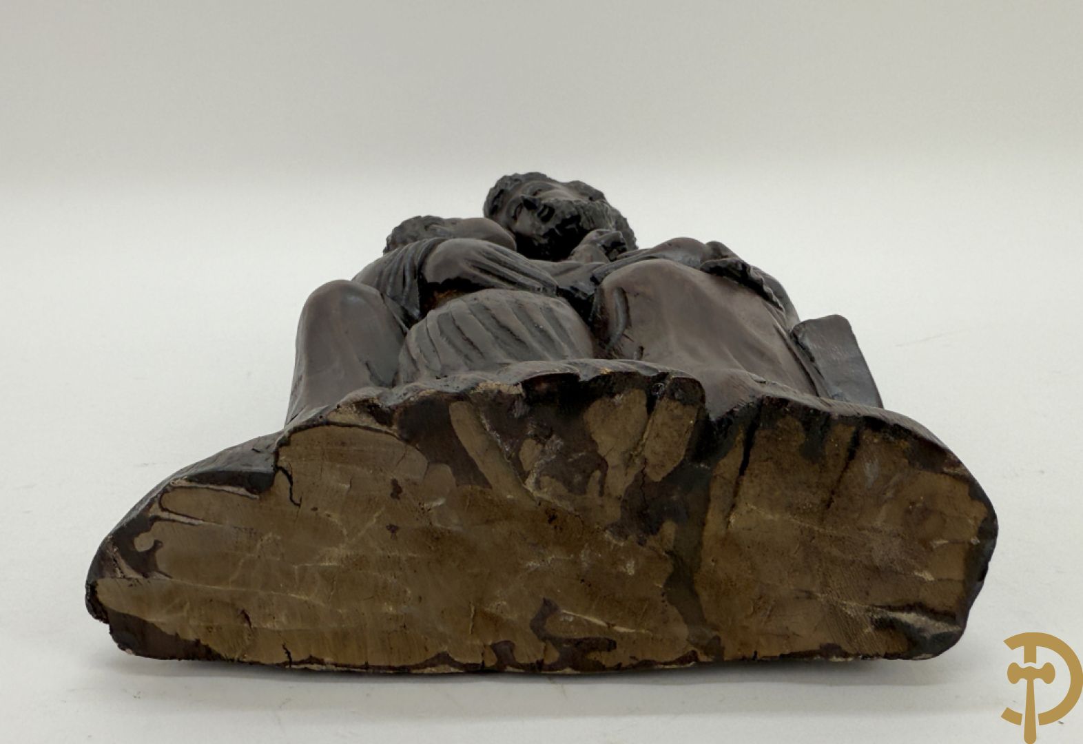 Basrelief met sculptuur van een embleem bezet met hond en harnas + houtsculptuur van heilige Jozef met kind + Madonna