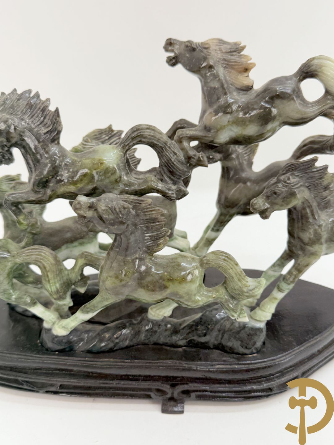 Gesculpteerd beeld met 8 galopperende paarden in jadeiet op houten sokkel