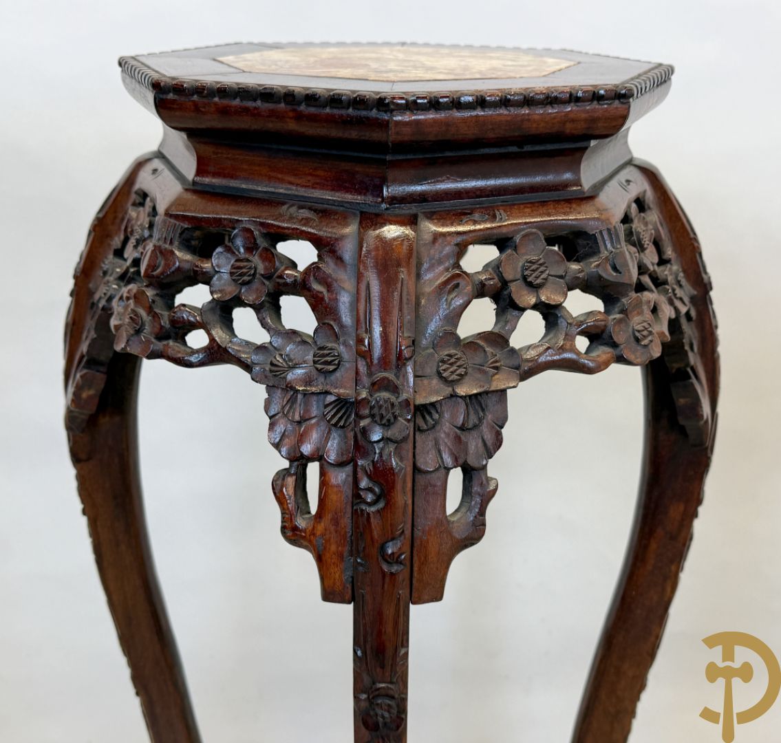 Paar hoge achthoekige Chinese sokkels met bloemensculptuur