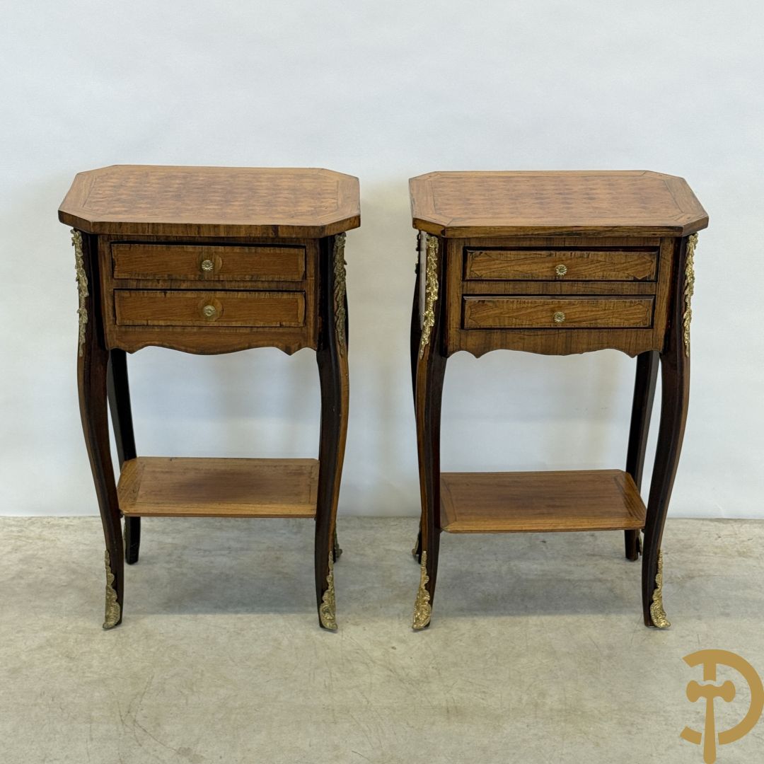 Paar notelaren bijzettafels met 2 lades en étagère, bovenaan met geparketteerd blad