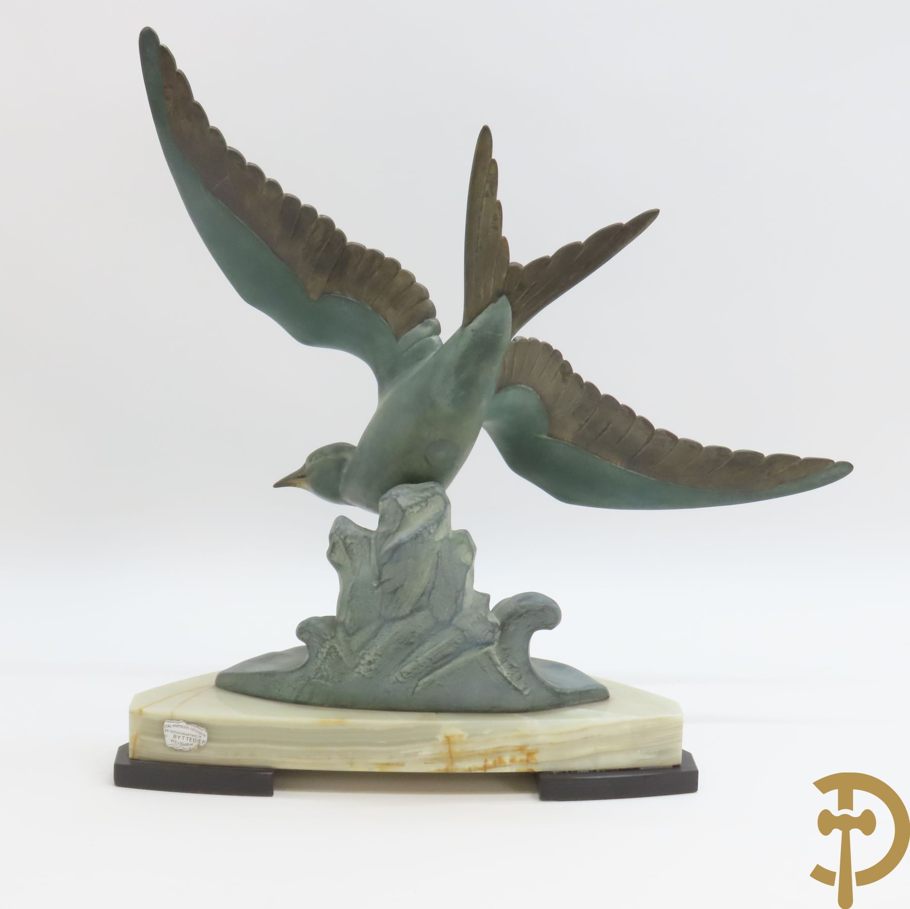 Ongetekend Art Deco zamak beeld van een vliegende zwaluw op golf, onderaan op marmeren sokkel