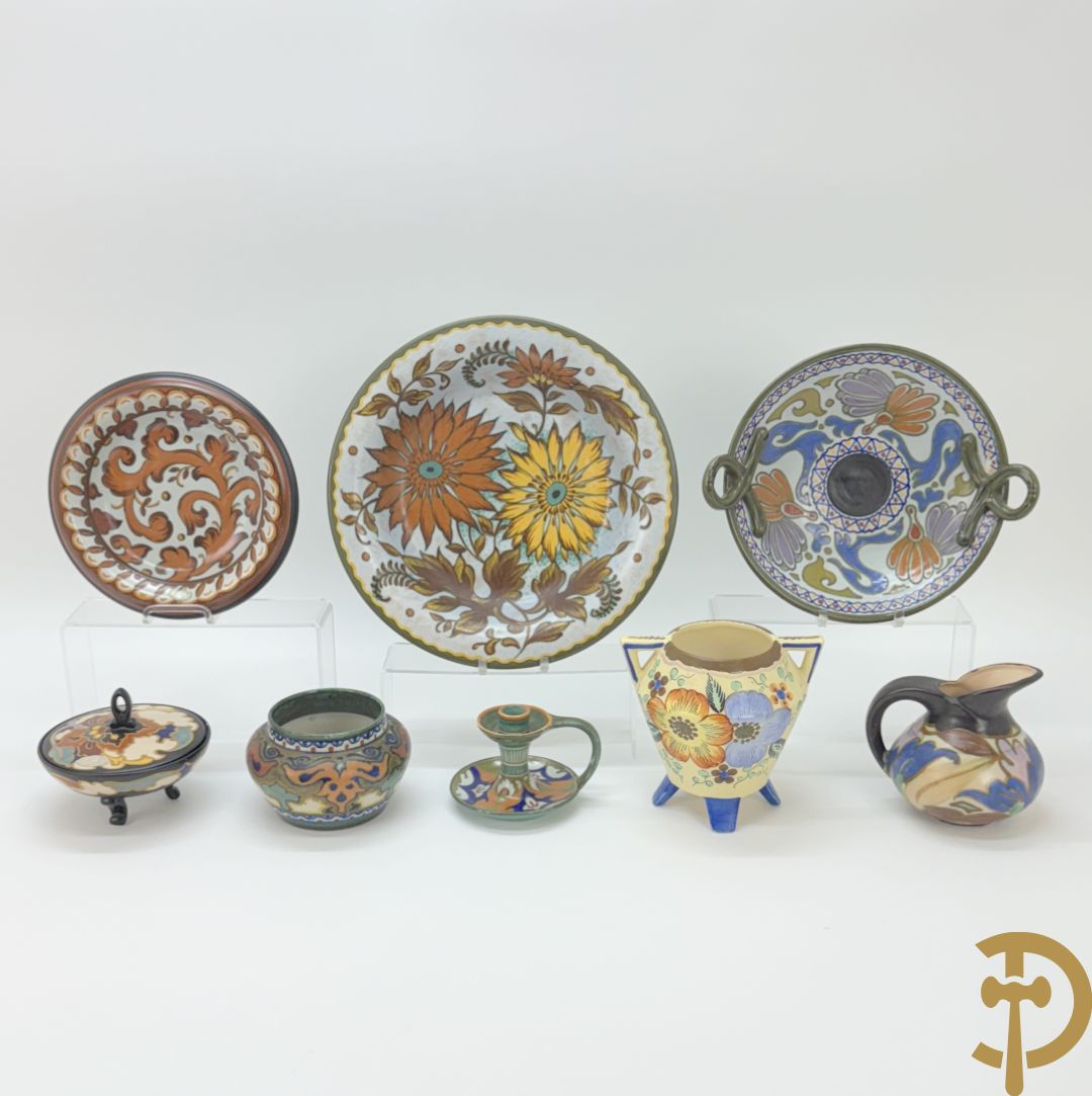 Drie borden in meerkleurige Gouda faience + kandelaar in Gouda faience + 2 vazen in Gouda + bonbonnière Gouda + vaasje Bergen