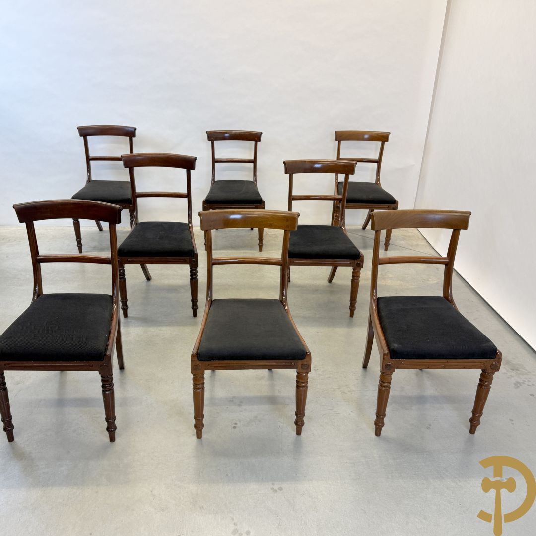 Set van 8 notelaren gondelvormige stoelen