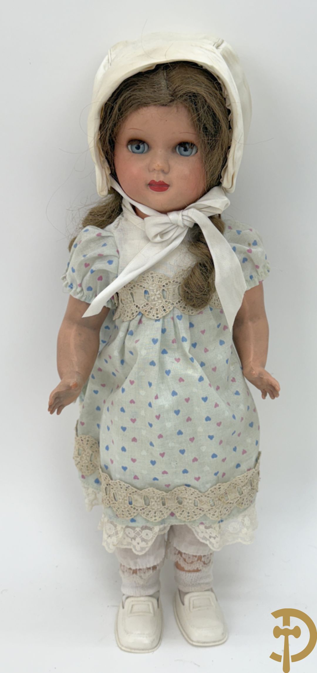 Oude pop met papier maché ledematen, gemerkt K R36/.728 + oude pop met papier maché ledematen en kantelbare oogjes + oude pop in papier maché, gemerkt Unis France 301 + oude pop in papier maché, onleesbaar gemerkt + hedendaagse pop met porseleinen ledematen + losse kleertjes