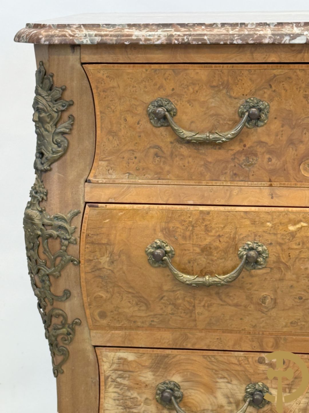 Wortelnotehouten drieladencommode met bronsbeslag van mazarinkoppen en accanthusranken, bovenaan met rood geaderd marmeren blad