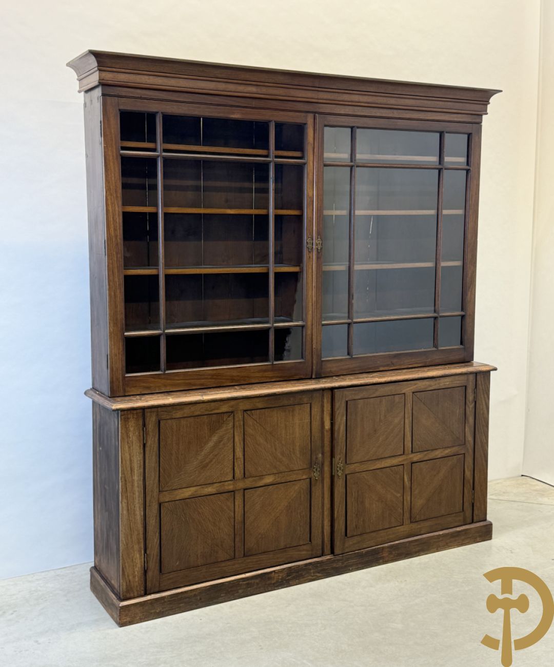 Grote kast met tweedeursvitrine bovenaan en beneden met 2 gesloten deuren - combinatie van eik, mahonie en notelaar
