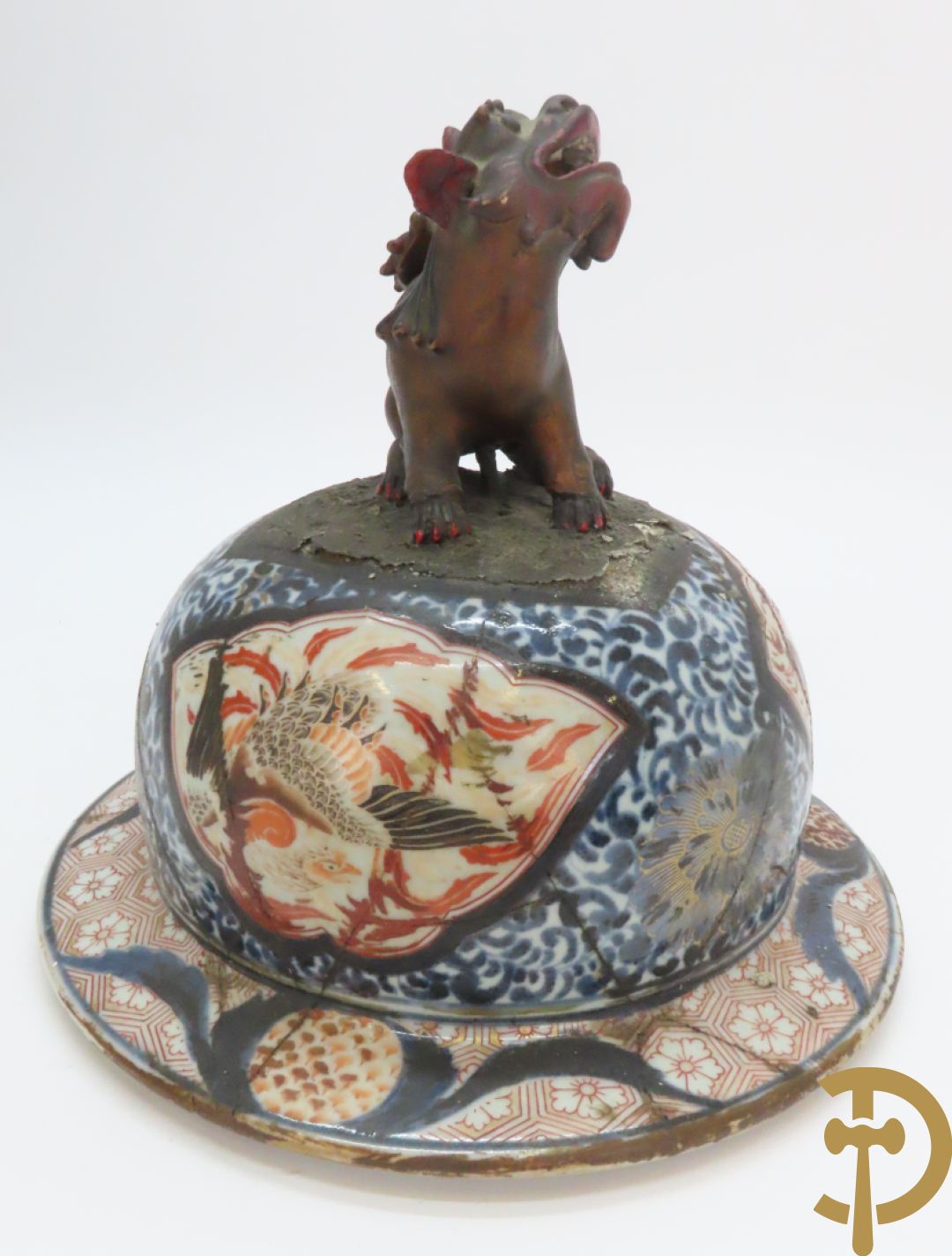 Grote Japanse Imari dekselpotiche bezet met fo hond en natuurtaferelen