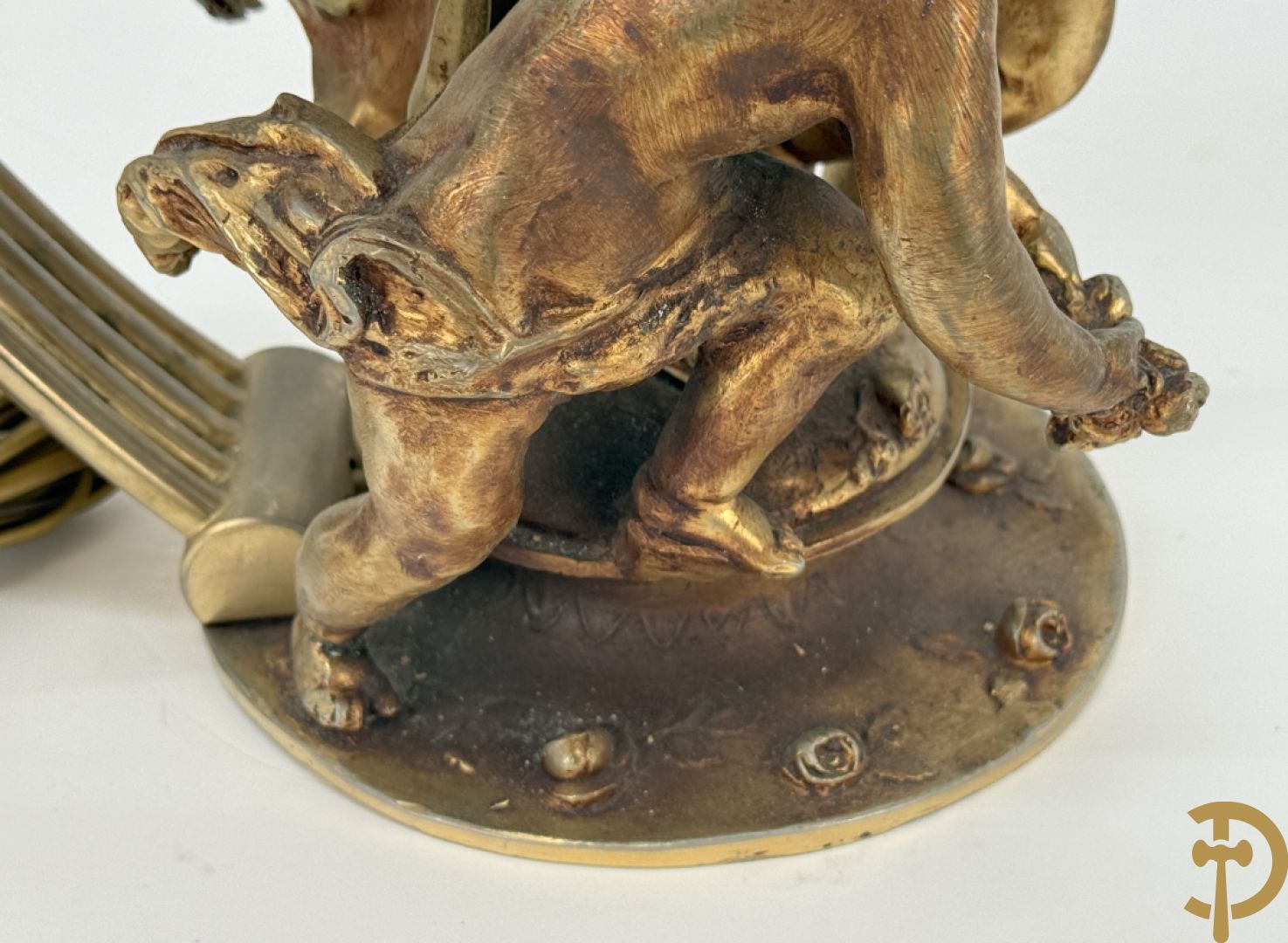 POITE getekend - Vuurverguld bronzen beeld van dame met kinderen houdende een toorts, achteraan 5 lichtpunten