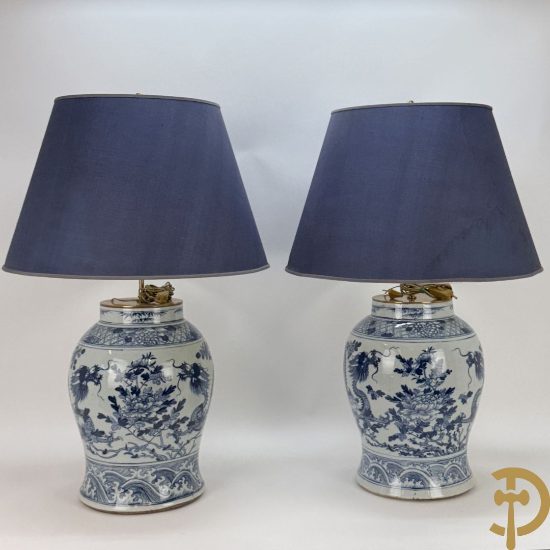 Paar Chinese blauw/witte porseleinen dekselvazen gedecoreerd met draken en bloemenmotieven, als lampadaire omgebouwd