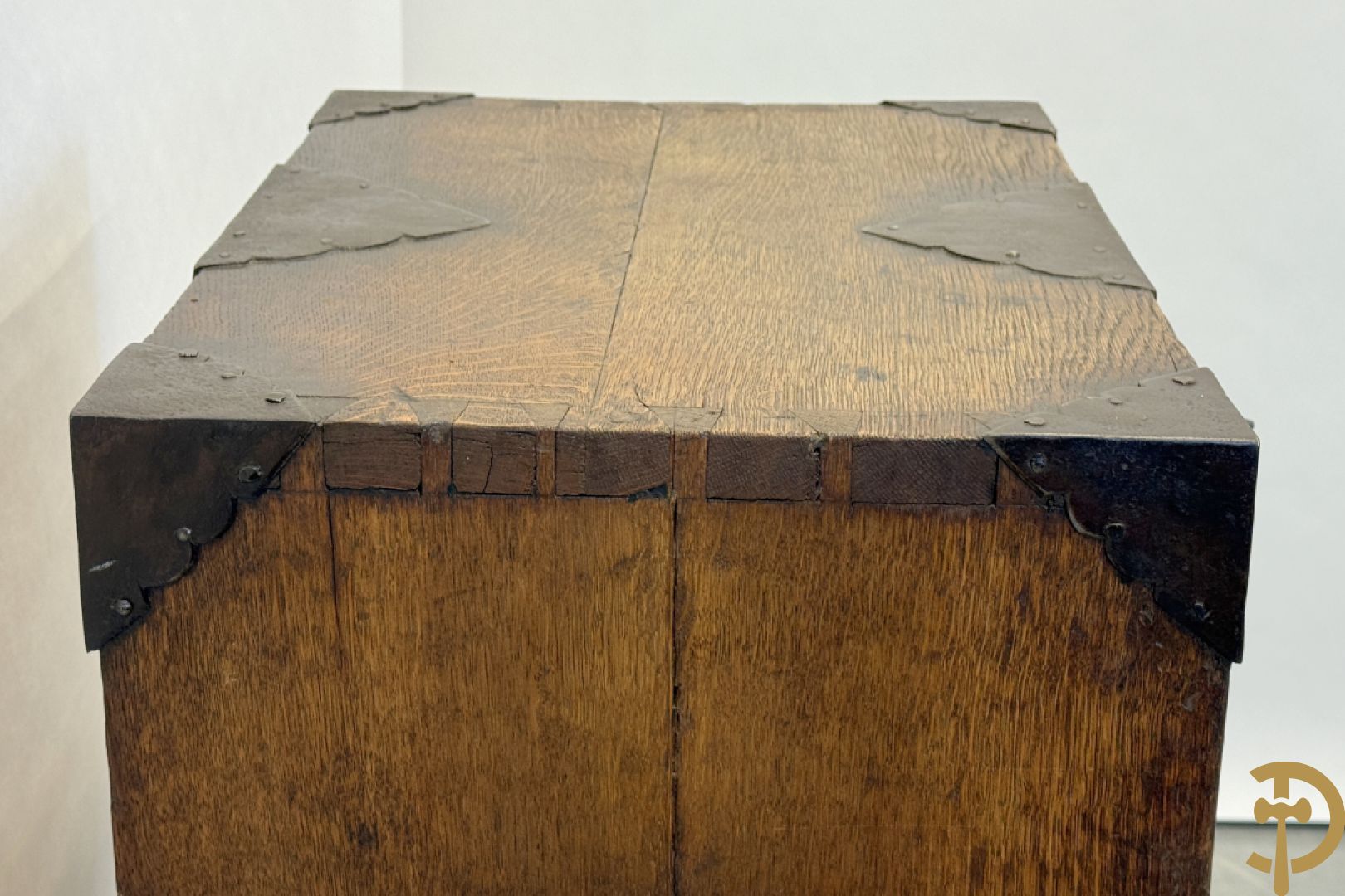 Massief eiken klapsecretaire op onderstel - interieur met lades en zijdelings met handvaten