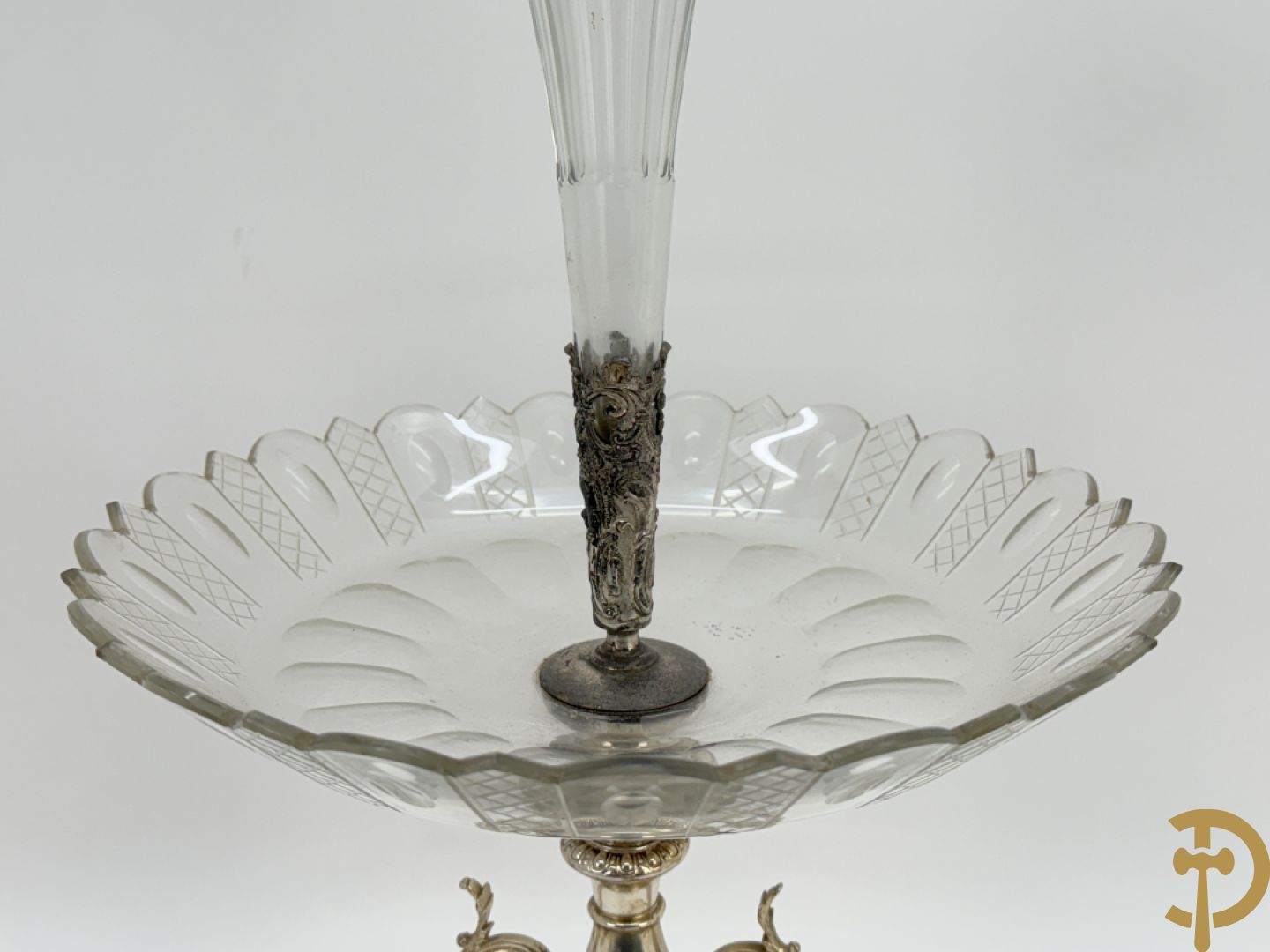 Verzilverde pique fleur met coupe en Neo Renaissance motieven