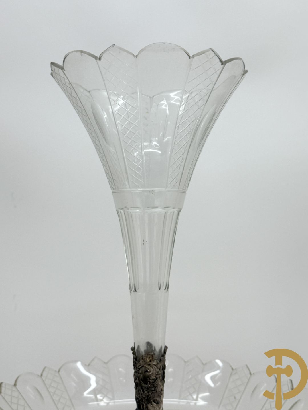 Verzilverde pique fleur met coupe en Neo Renaissance motieven