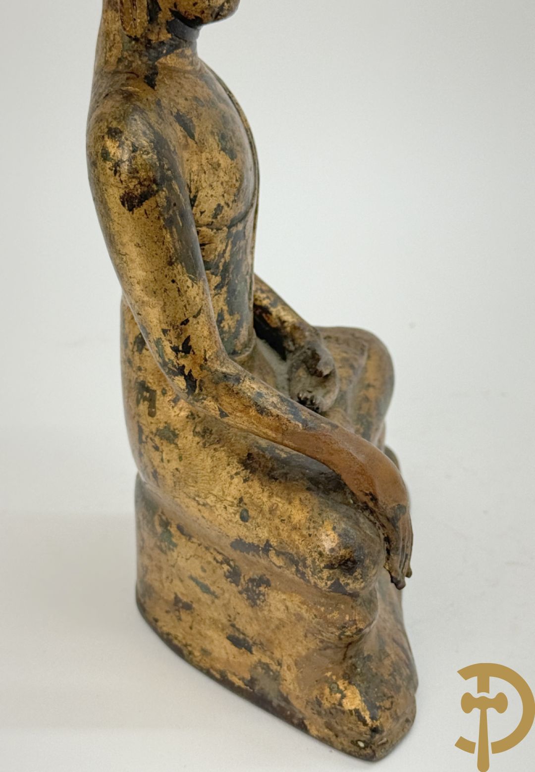 Bronzen zittende boedha in verloren was techniek + fragment van Tibetaans vergulde boedha + bronzen boedhahoofd op houten sokkel