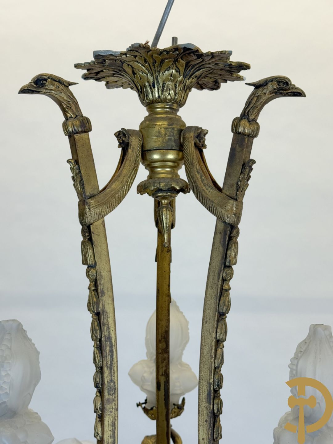 Bronzen Franse luchter met geajoureerde mand, bezet met medusakoppen en 3 cupido