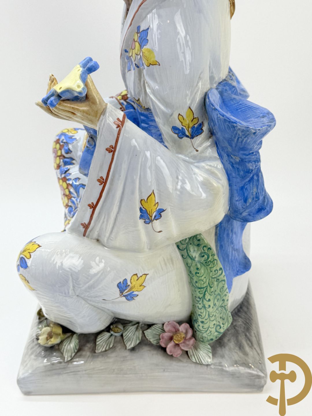 Meerkleurig Italiaans beeld van zittende oosterse man met snaarinstrument