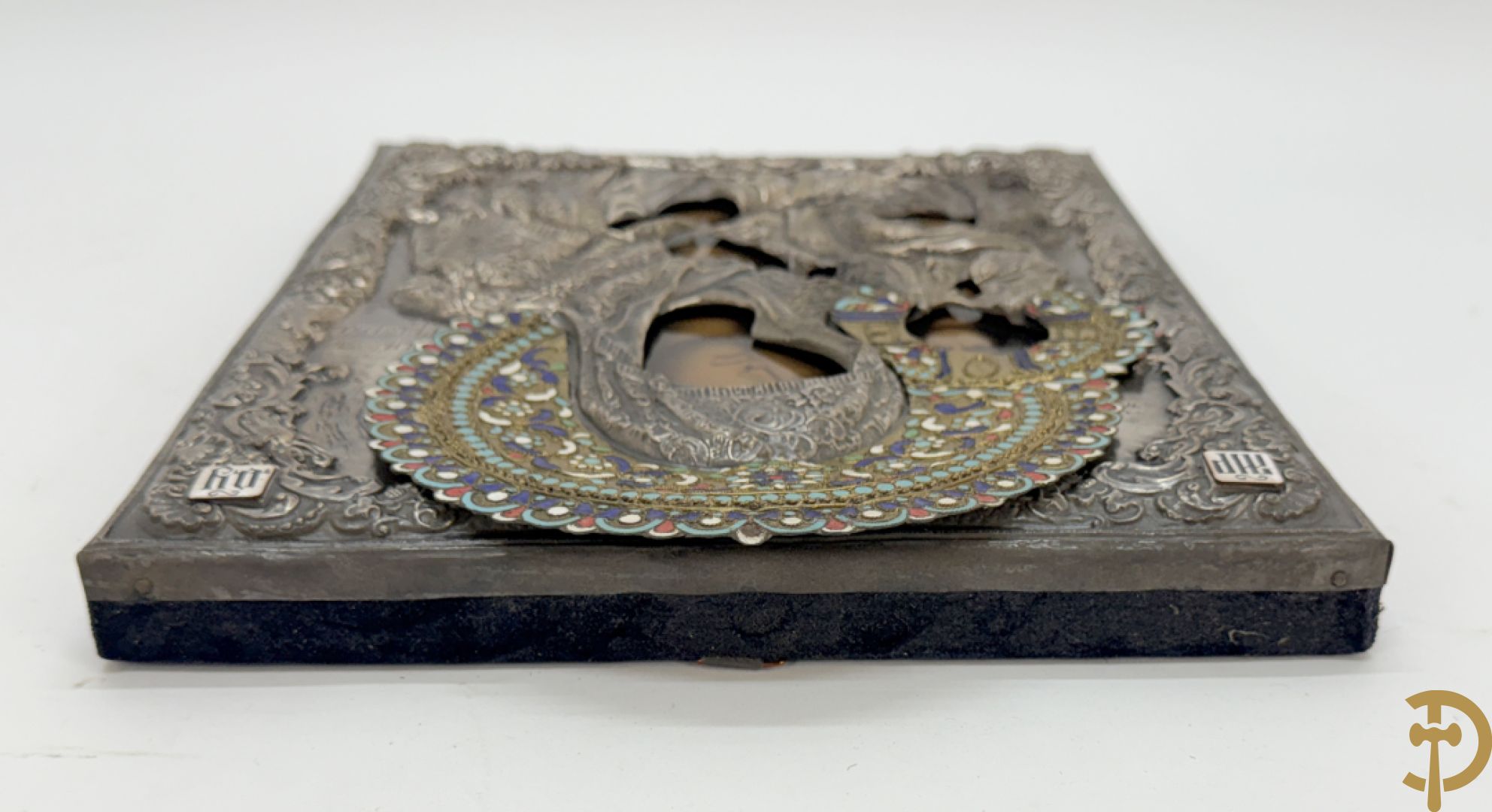 Ikoon met voorstelling van Madonna met kind en verzilverde rizza bezet met email