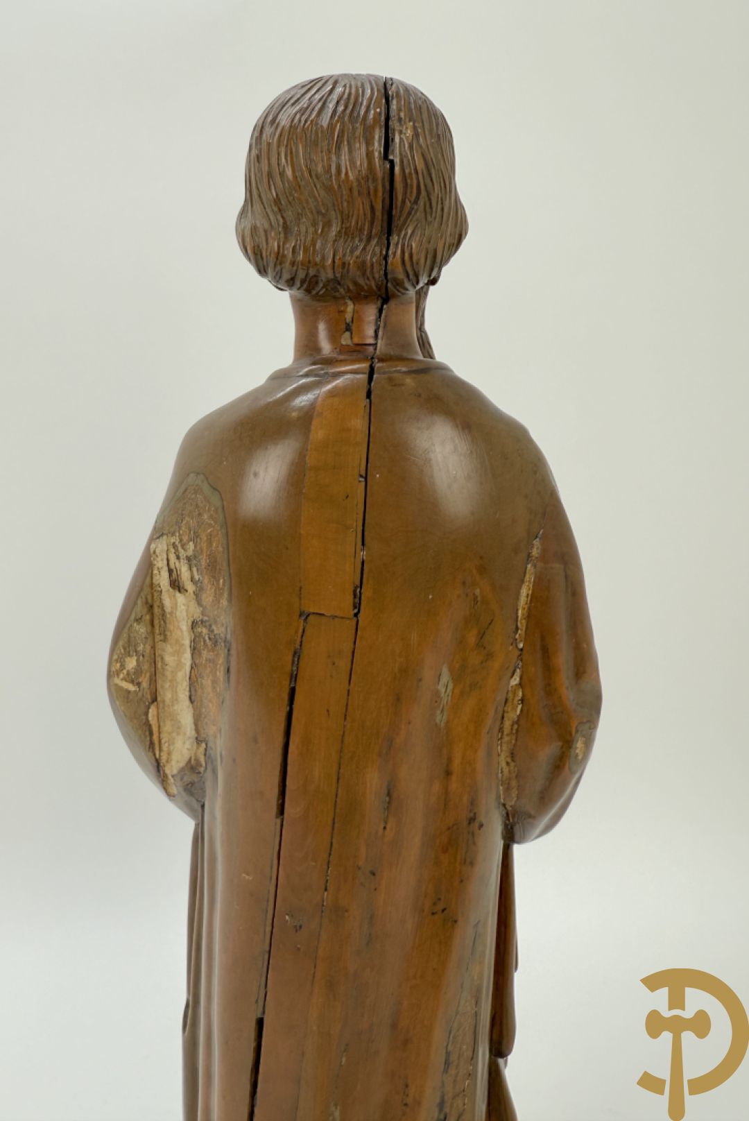 Houtsculptuur van evangelist met zwaard