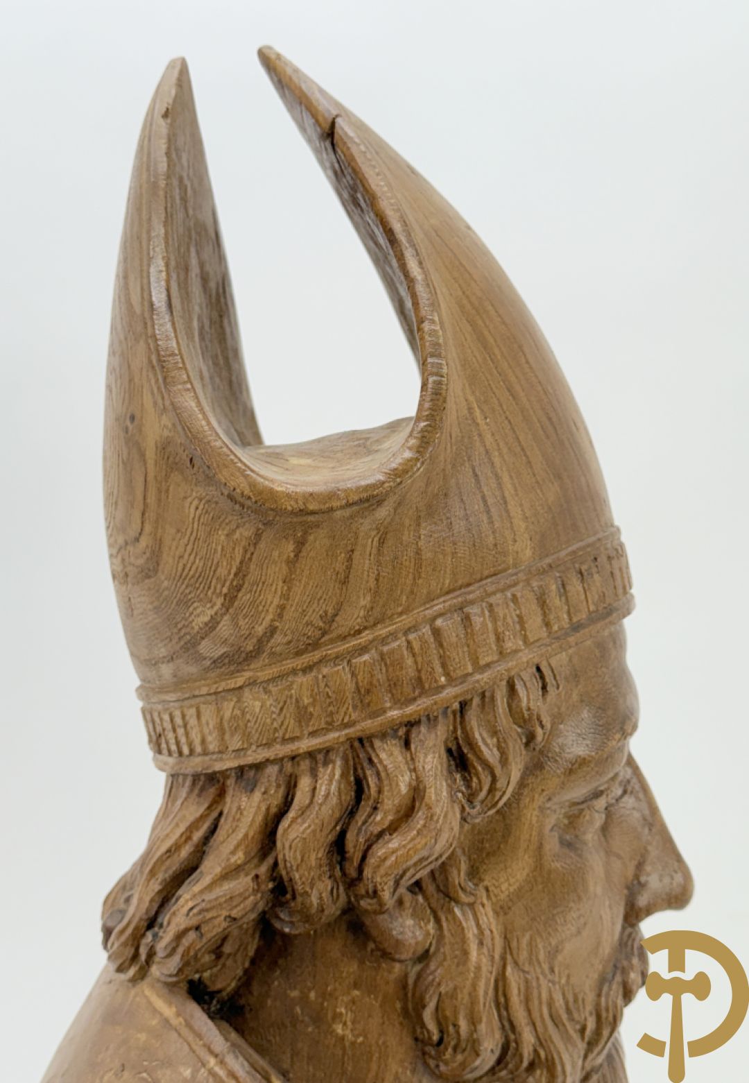 Houtgesculpteerde buste van Sint Elooi