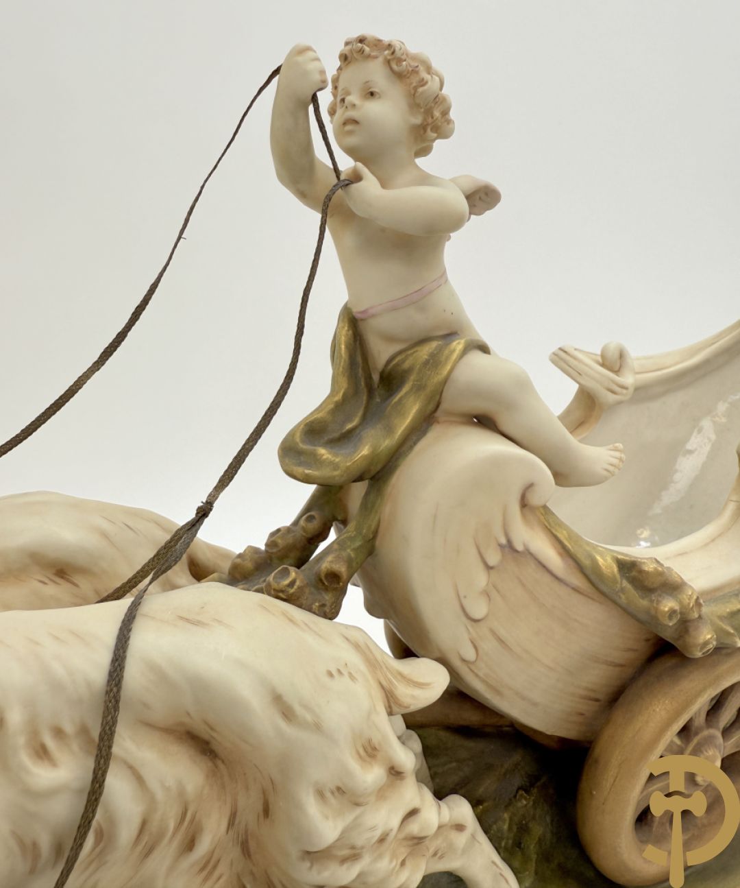 Royal Dux beeld van cupido met 2 rammen op carosse