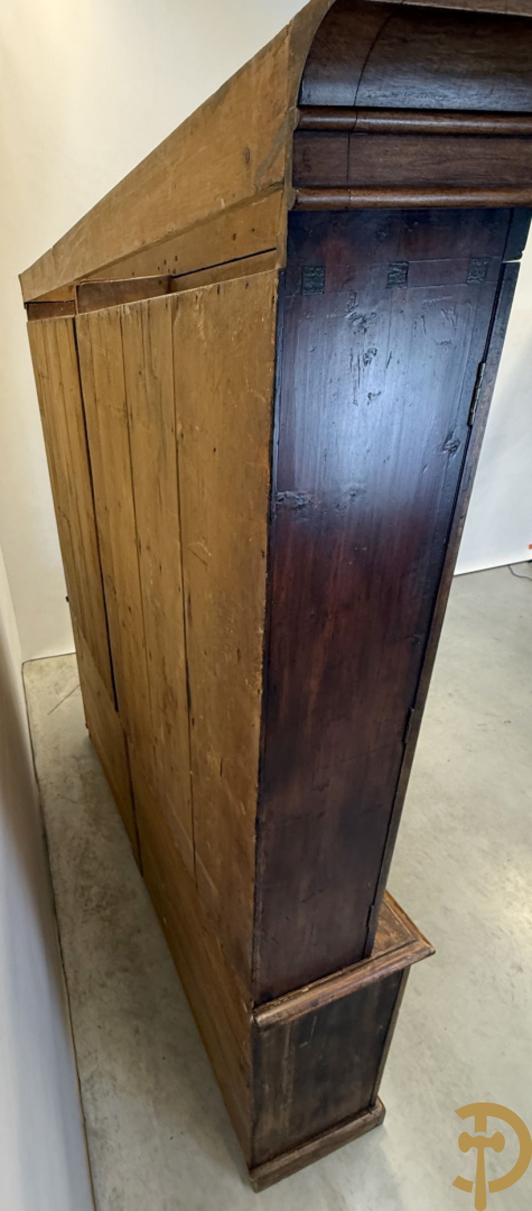 Grote kast met tweedeursvitrine bovenaan en beneden met 2 gesloten deuren - combinatie van eik, mahonie en notelaar