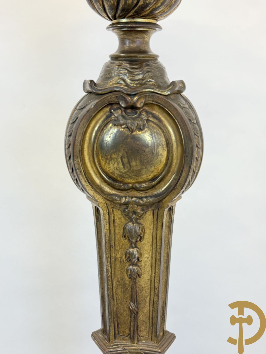 Bronzen staander op drie voluutvormige poten met acanthusranken, bezet met guirlandes en bovenaan met marmeren plateau