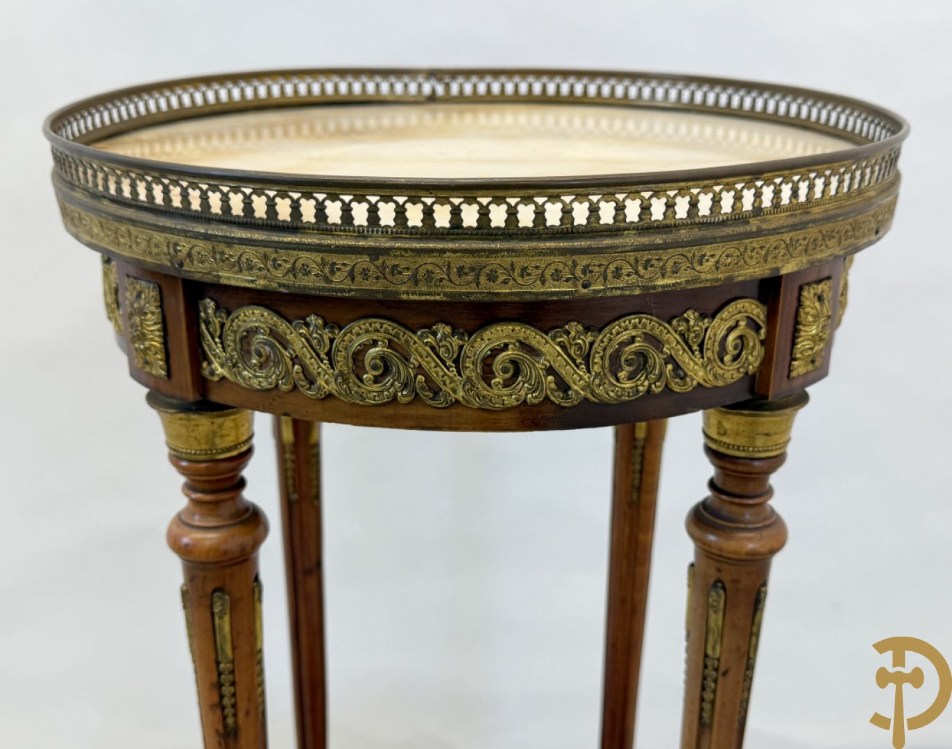 Notelaren staander met onix marmeren blad, gallerij en bezet met bronsbeslag - op gecanneleerde pootjes