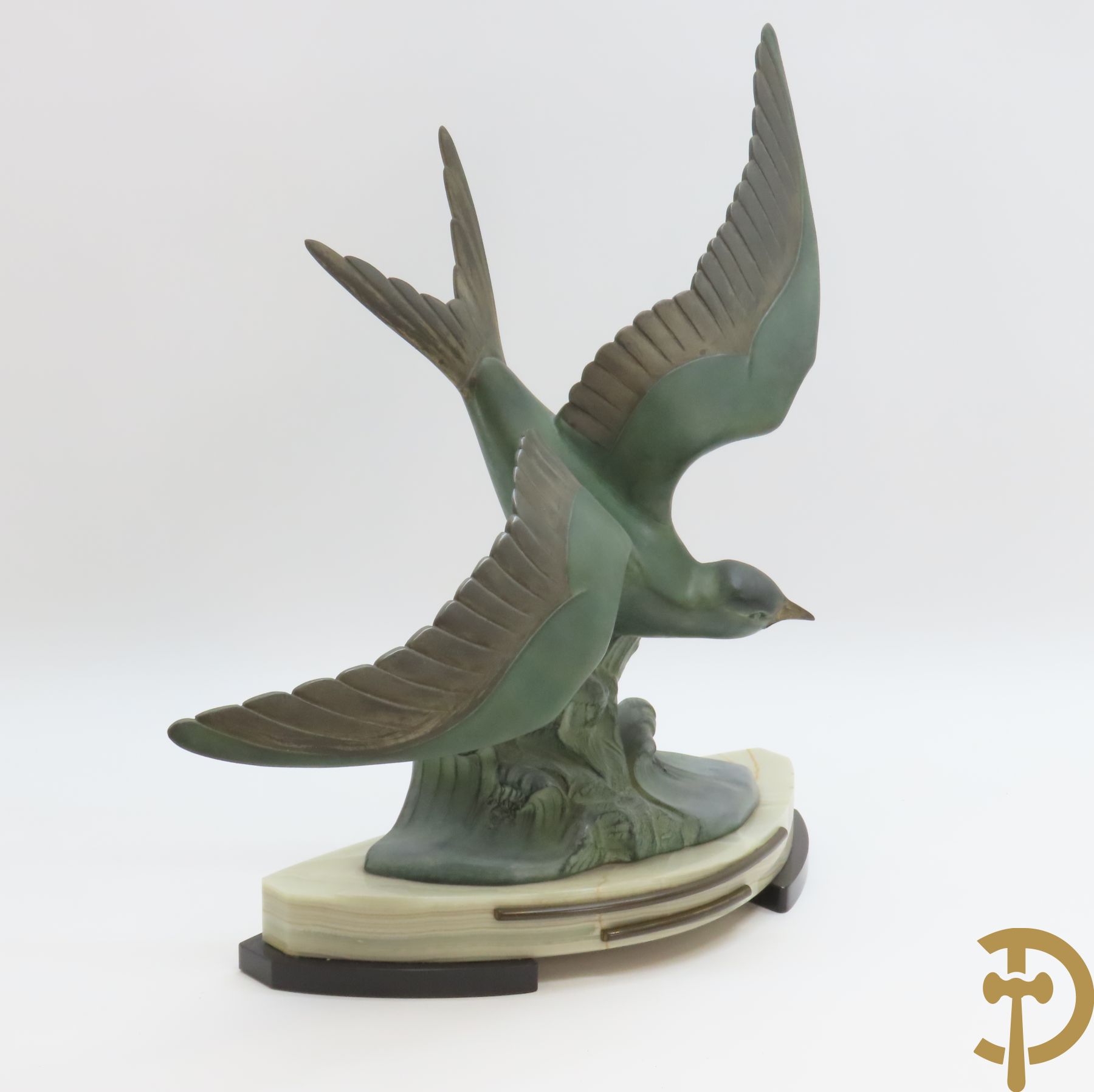 Ongetekend Art Deco zamak beeld van een vliegende zwaluw op golf, onderaan op marmeren sokkel