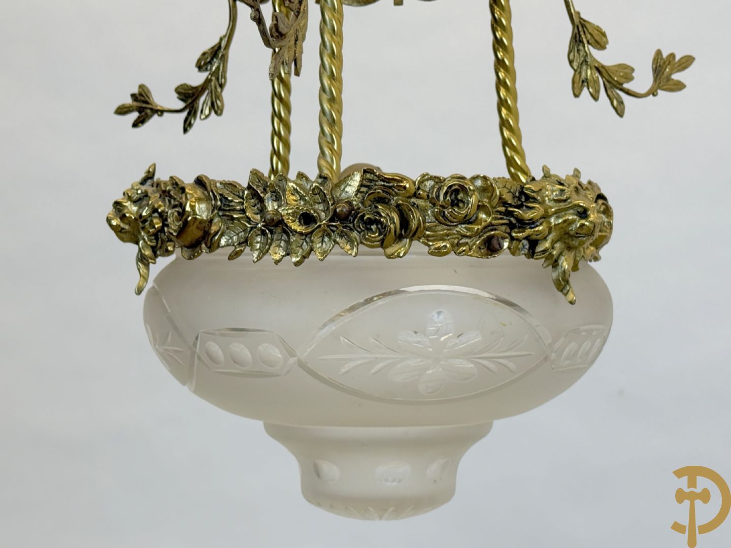 Bronzen hall lantaarn met centrale coupe bezet met bloemen- en dierenkoppen