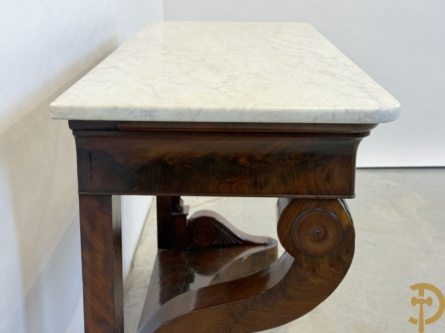 Mahoniehouten console Empire stijl met lade, op voluutvormige klauwepoten en met wit marmeren blad, 19e