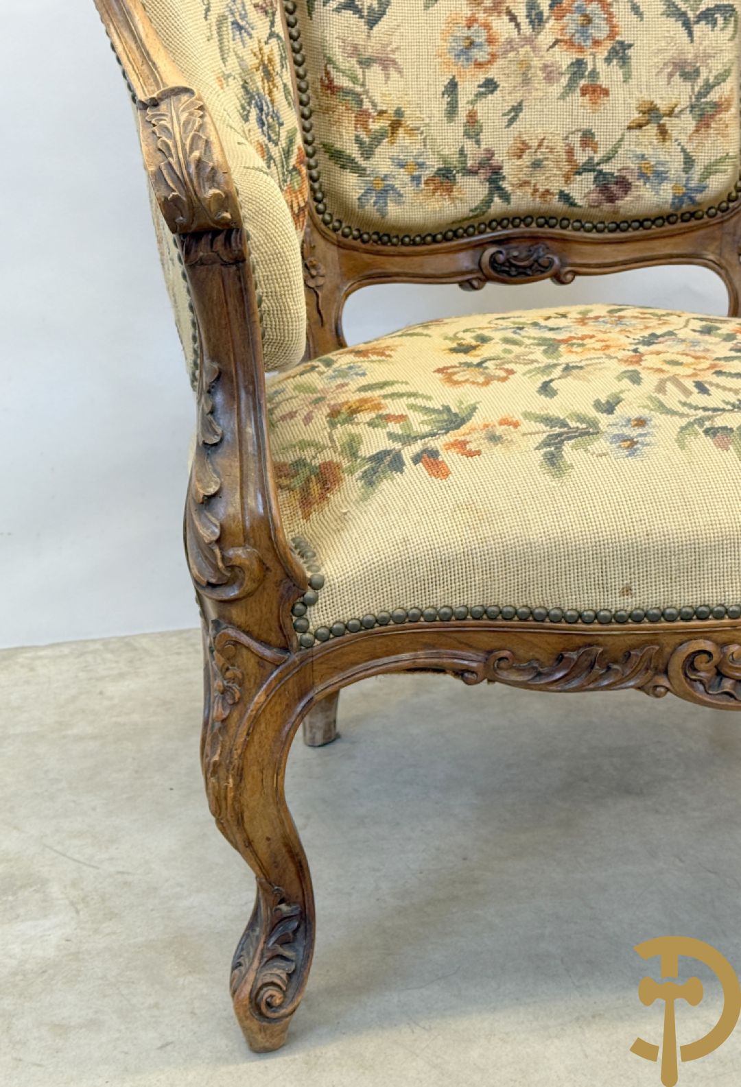 Paar armzetels bezet met petit points + 2 bijhorende stoelen