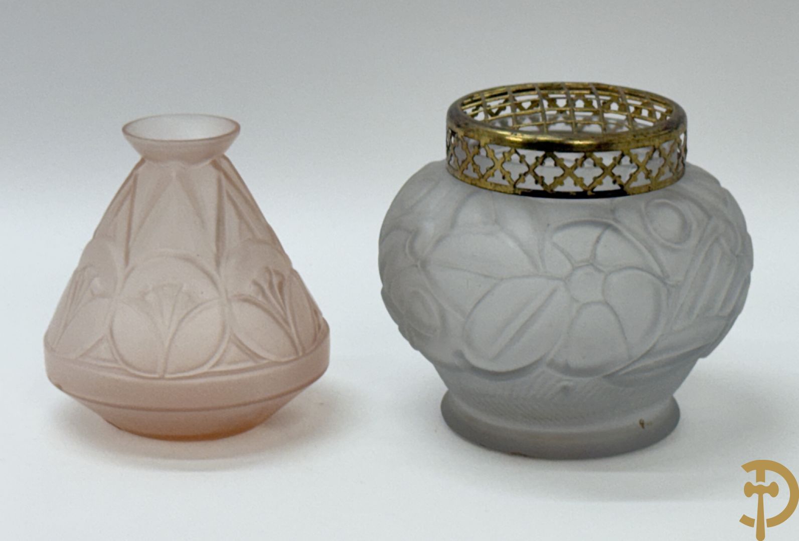 Geperste glazen Art deco vaas, Scailmont H.H. gemerkt  (Henri Heemkerk) + pique fleur in geperst glas met bloemenmotieven Scailmont gemerkt