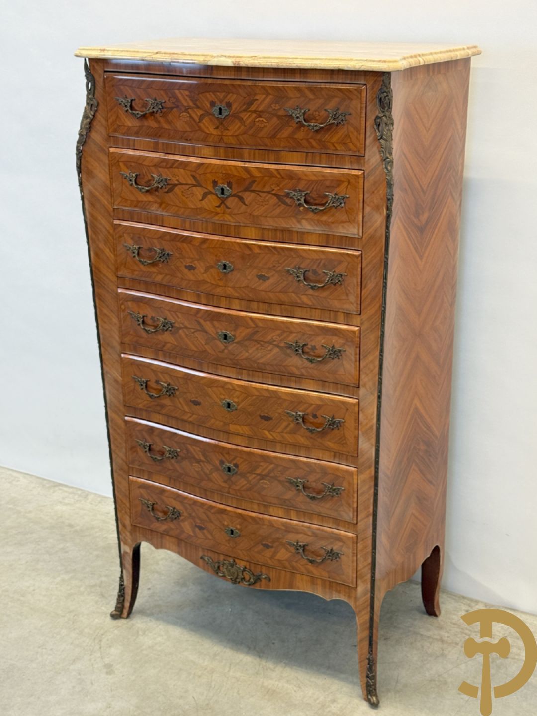 Notelaren zevenladenkast met bloemenmarquetterie en bronzen ornamenten, bovenaan met marmeren blad