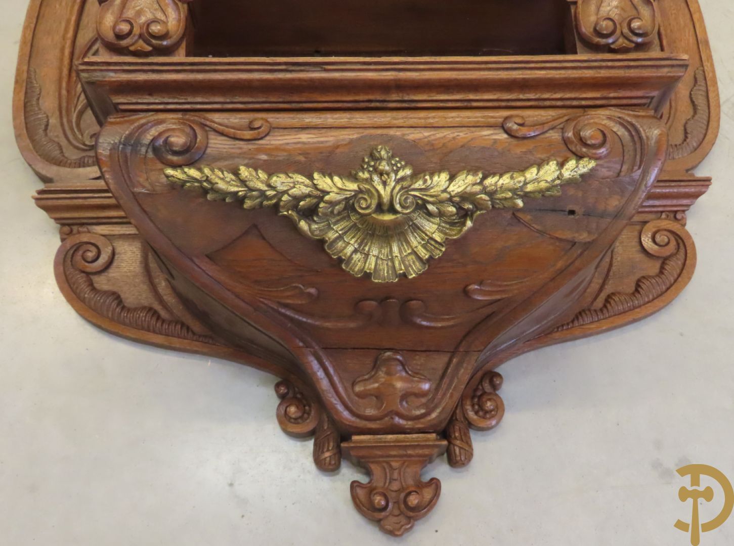 Massief eiken hangtabernakel + religieus brocaat