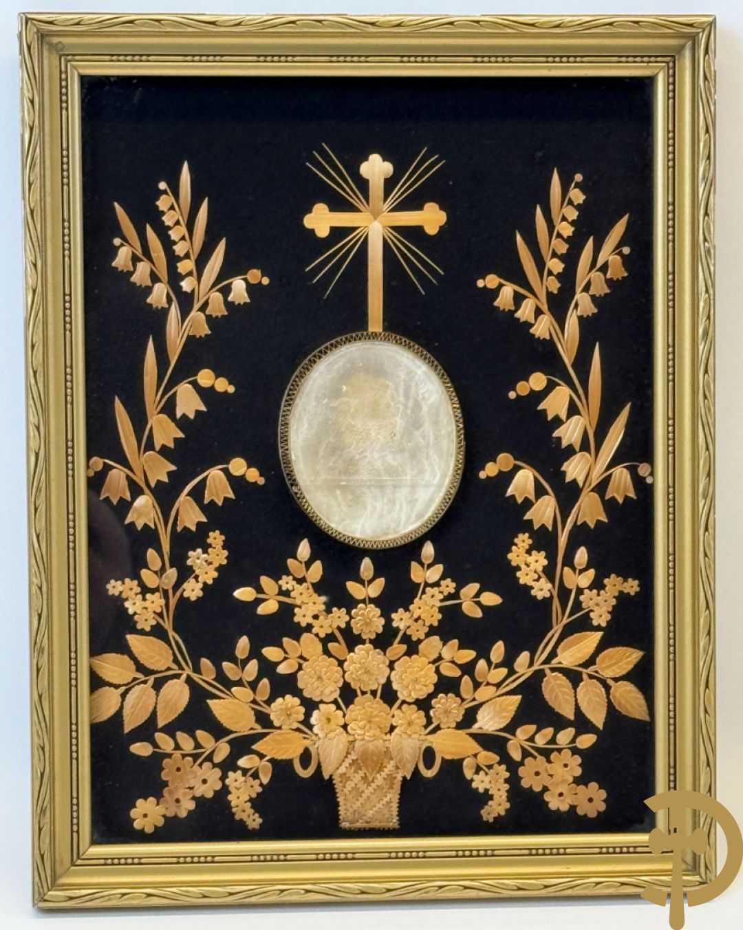 Vergulde lijst met accanthusranken en ovaal medaillon + kader met ovaal medaillon + religieuse wassen zegel