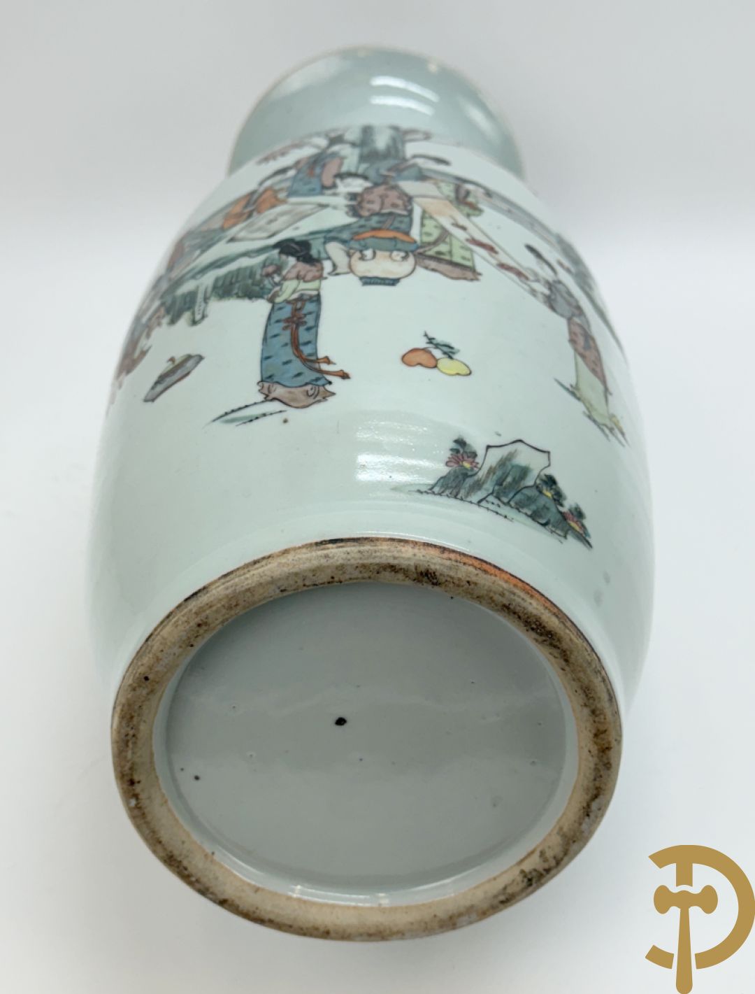 Chinese porseleinen vaas met decor van dames in landschap