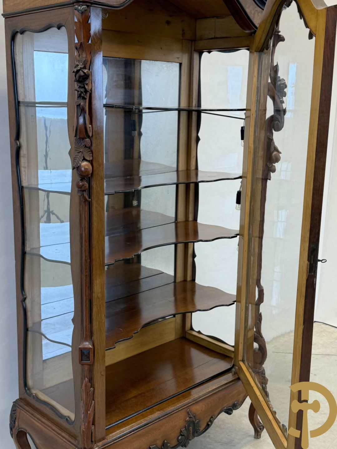 Franse notelaren vitrine met Louis XV motieven en fruitranken, bovenaan bezet met amfoor, 19e