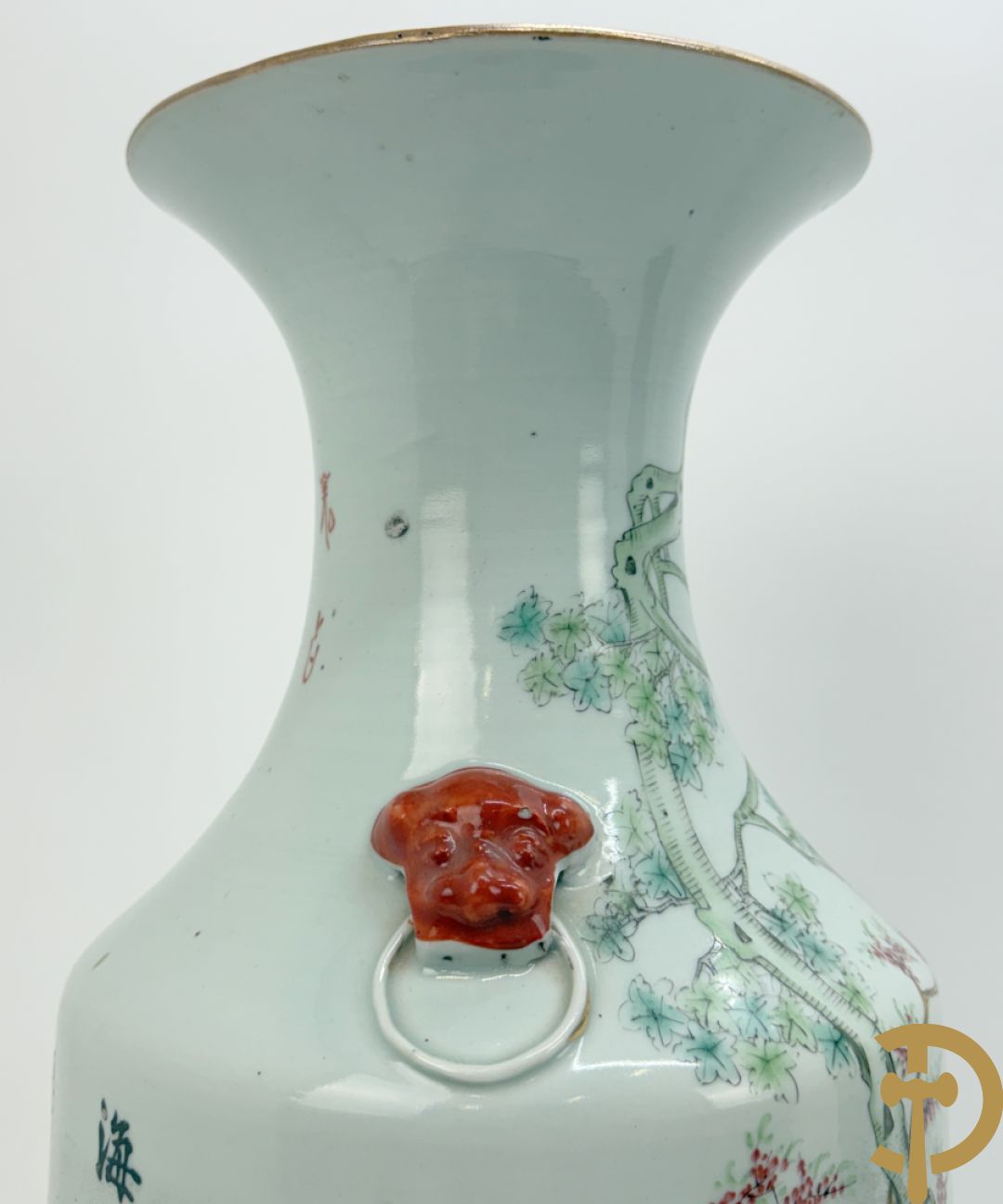 Chinese porseleinen vaas met decor van dames en hert in landschap