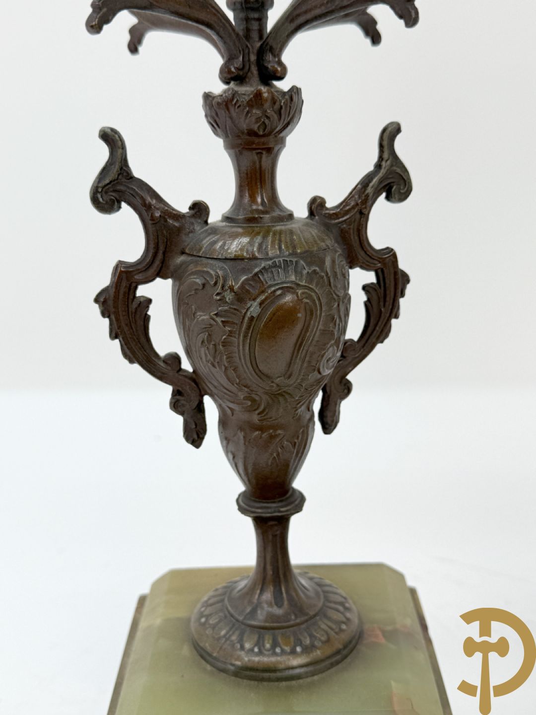 Driedelige zamak garnituur met dame Pavot met bloemen op uurwerk, Rucho getekend, geflankeerd door paar kandelaars